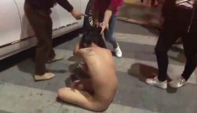 暴力抓小三！當街扒光下小三衣服一頓毒打!..