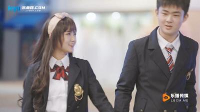KTV狂欢夜偷拍流出!制服辣妹贴身热舞 包间激战完整版预告-dad